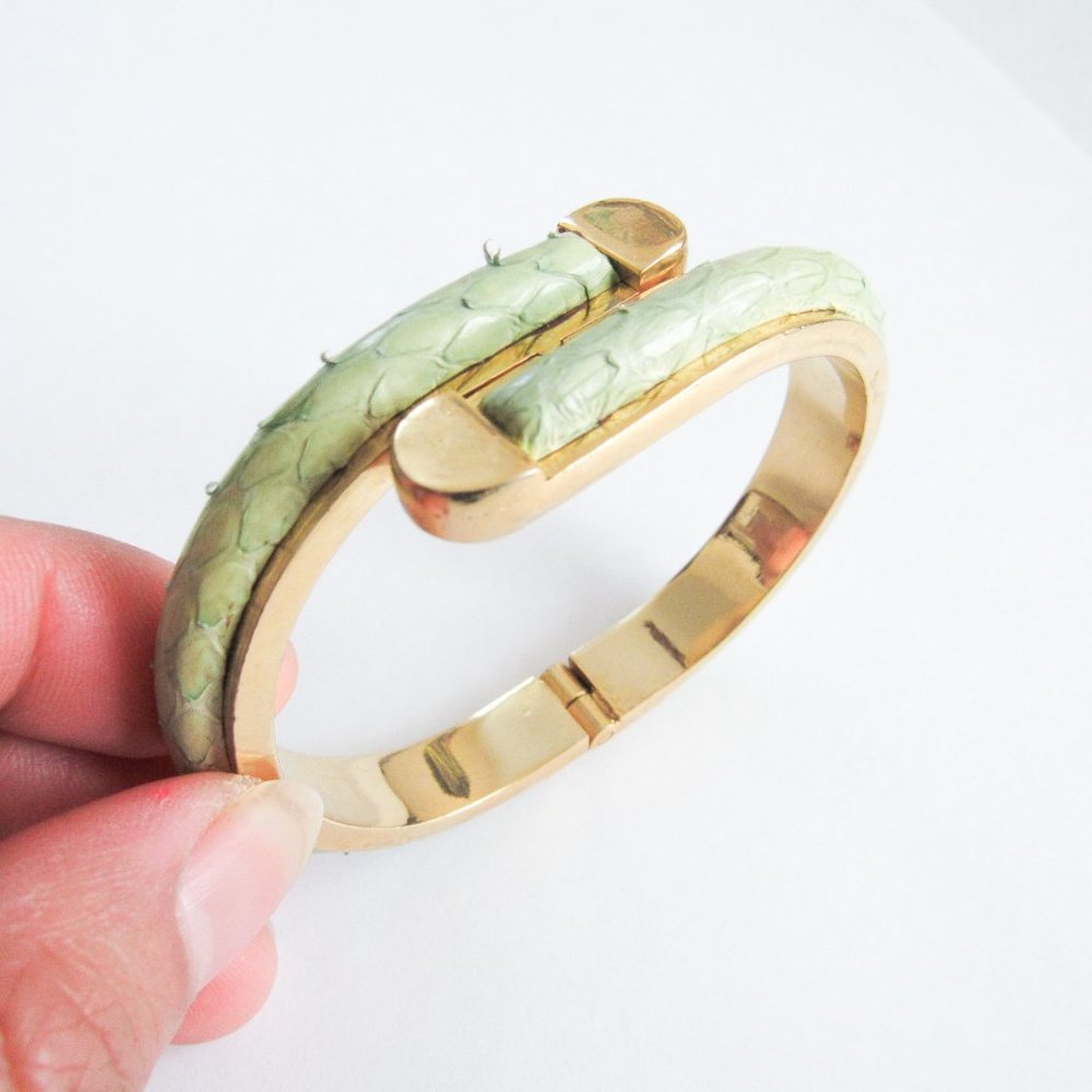 VINTAGE GOLD TONE GENUINE SNAKESKIN BANGLE BRACELET/ 6.5" wrist - Picture 9 of 11